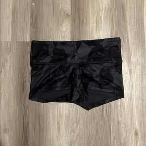 Lululemon Boogie Short Full-On Luxtreme in Flat Inky Floral Printed Deep Coal